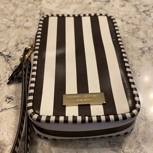 Henri Bendel card holder! RARE FIND!! Don’t miss this!!